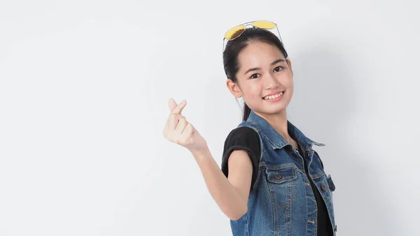 Asiático Jovem Gesto Mulher Posando Fundo Branco Representar Alegre Confiante — Fotografia de Stock