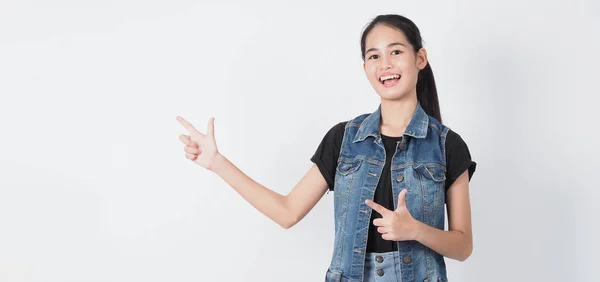 Asiático Jovem Gesto Mulher Posando Fundo Branco Representar Alegre Confiante — Fotografia de Stock