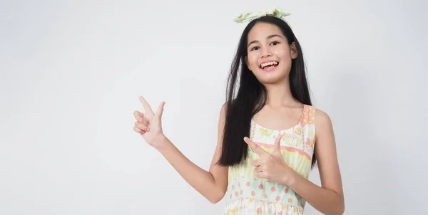 Asiático Jovem Gesto Mulher Posando Fundo Branco Representar Alegre Confiante — Fotografia de Stock