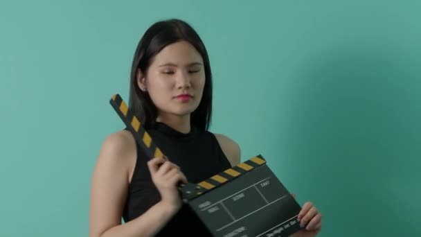 Filme Ardósia Pouco Sexy Bonito Menina Asiática Mulher Segurando Batendo — Vídeo de Stock