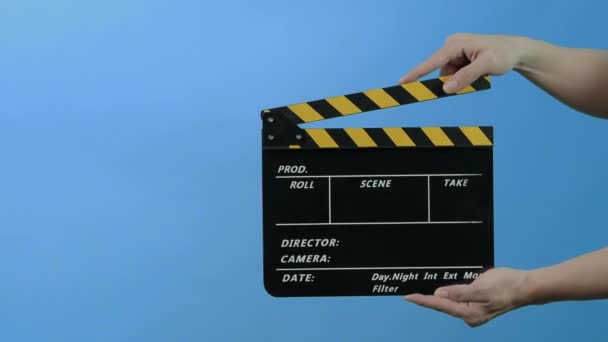 Folienschiefer Oder Filmklapptafel Mit Blauem Grünen Hintergrund Filmcrew Mann Hält — Stockvideo