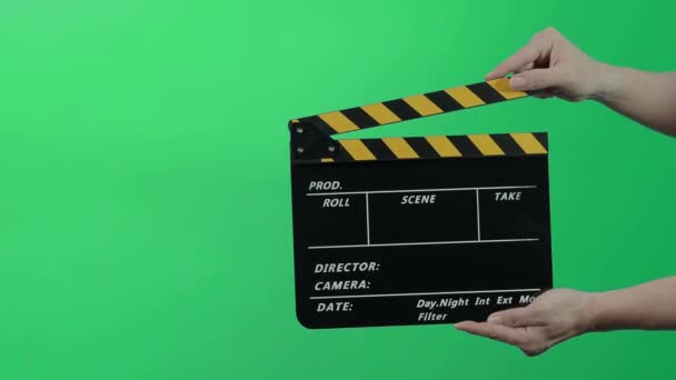 Film Slate Movie Clapperboard Синим Зеленым Фоном Съёмочная Группа Держит — стоковое видео