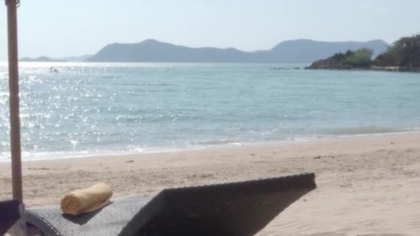 Pattaya Beach Resort Tagesbetten Und Couchtisch Mit Sonnenschirm Strand Meer — Stockvideo