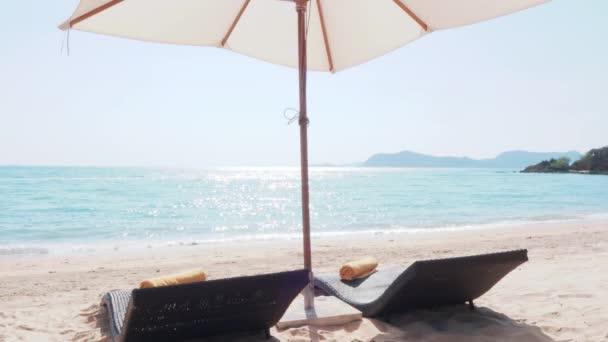 Pattaya Beach Divani Letto Resort Tavolino Con Ombrellone Spiaggia Mare — Video Stock