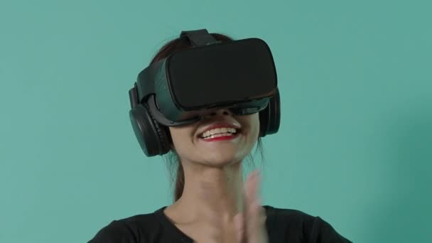 Spel Asiatisk Tonåring Kvinna Spelar Virtual Reality Spel Headset Blå — Stockvideo