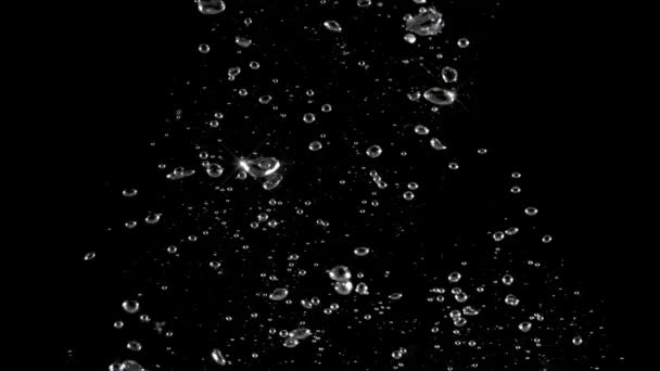 苏打水泡在水下飞溅 漂浮水滴在黑色背景中 电影镜头 代表碳酸饮料如可乐或苏打水的闪耀和清爽 泡沫宏观 — 图库视频影像