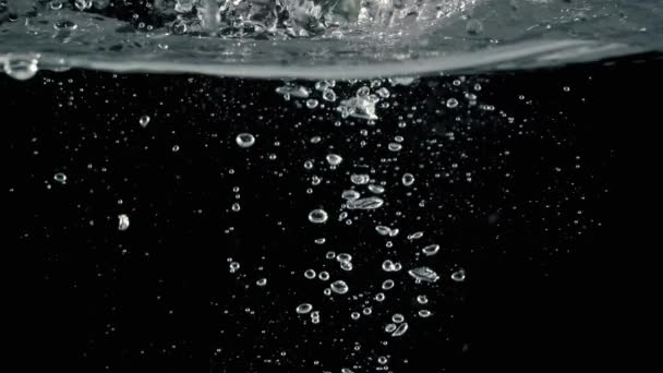 苏打水泡在水下飞溅 漂浮水滴在黑色背景中 电影镜头 代表碳酸饮料如可乐或苏打水的闪耀和清爽 泡沫宏观 — 图库视频影像