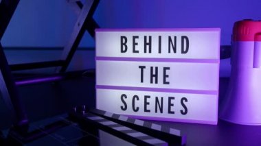 Stüdyoda sahne arkasında ışık kutusu. Posta kutusu ışık kutusu. Renk ışığı değişiyor. Sinema lşığı kutusu, film tahtası megafonu ve yönetmen koltuğunun yanında. video prodüksiyonu Sahne arkasında