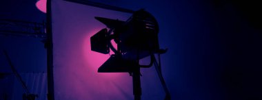 Fotoğraf ya da film videosu için stüdyo ışığı ekipmanları. Profesyonel çekim stüdyosu için ışık ayarlandı. LED Flood ışığı ve Spot ışığı video yapım stüdyosu için. Ayarlar arasında ahır kapısı softbox.