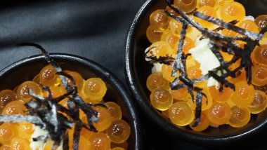Ikura roe. Ikura Roe somonu pilavla, Japon yosunuyla servis edilir. Ikura Don Hokkaido Japonya 'da çok ünlü bir menüdür. Çoğu otel büfesinde kahvaltıda servis edilir. Somon yumurtası ya da kırmızı havyar. Japon yemeği.