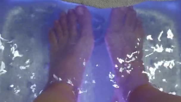 Voetbad Een Vrouw Met Blote Voeten Masseert Een Zeepwatermachine Een — Stockvideo