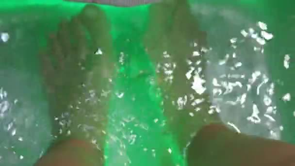 Centro Benessere Piedi Donna Piedi Nudi Massaggiare Macchina Acqua Sapone — Video Stock