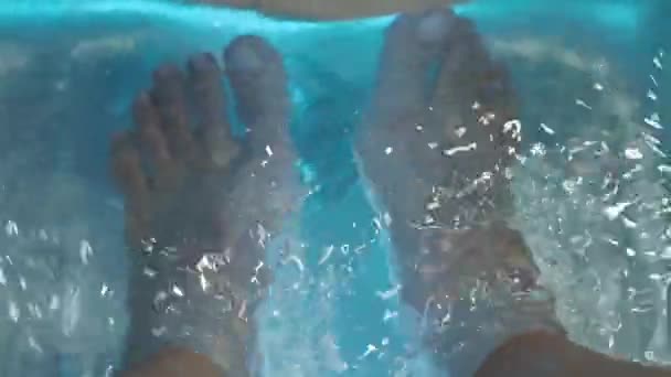 Lábfürdő Mezítláb Masszírozza Szappanos Vizet Fürdőben Lábak Nők Belépő Lábfürdő — Stock videók