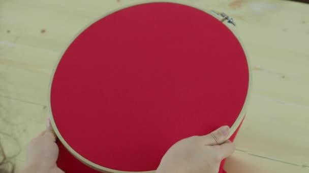 Stickrahmen Von Hand Stickrahmen Aus Holz Rote Farbe Stoff Mit — Stockvideo