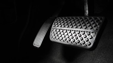 Adam ayağı, gaz pedalı ve arabanın içinde fren pedalı ve hangi siyah deri ayakkabının üzerine bastığını kopyala. Otomobil hızını artırmak veya kontrol etmek için. Otomobil Sürücüsü kavramı