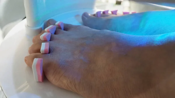 Ноги Спа Жінка Голими Ногами Масажує Мильній Водяній Машині Спа — стокове фото