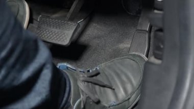 Hızlandırıcı ve arabada pedal kırmak. Sürmek için bir arabanın ayak pedalını kapat. Sürücü, arabaların pedallarını iterek arabayı sürüyor. Araç içinde. Araba ayak pedalı. 