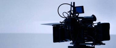 Kamera arkasında video prodüksiyonu. Film ekibinin Lightman ve kameramanın film yönetmeniyle birlikte çalıştığı bir reklam filmi. Film yapım konsepti. Siluet biçimi.