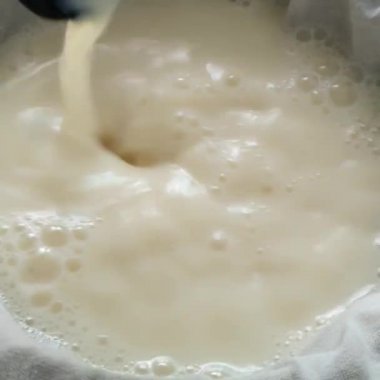 Taze soya sütü yapıyorum. Yüzde yüz tofu içeceği hazırlığı. Soya fasulyesinden soya sütü sıkıyorum. Evde, restoranda ya da kafede soya sütü üretimi. Evde sağlıklı yemek pişirmek..