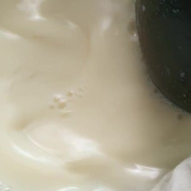 Taze soya sütü yapıyorum. Yüzde yüz tofu içeceği hazırlığı. Soya fasulyesinden soya sütü sıkıyorum. Evde, restoranda ya da kafede soya sütü üretimi. Evde sağlıklı yemek pişirmek..