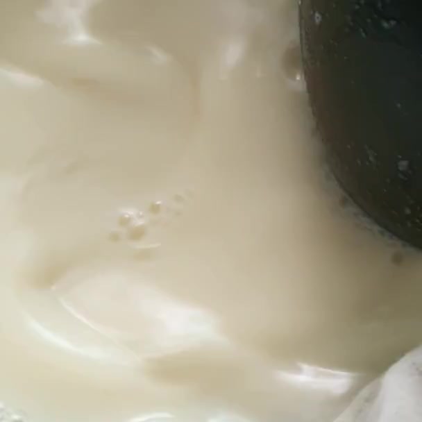 豆乳を作る 100 豆腐ドリンクを作るための準備 豆乳をブレンド大豆から絞り出す 家庭やレストランやカフェで豆乳の製造 家庭で健康食品を調理する — ストック動画