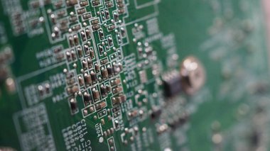 Yarı iletken. Bilgisayarın yeşil anakartında bulunan işlemci çipi. Yarı iletken ana kart devre kartı. Çip pcb teknolojisi üreten yüksek teknoloji bilgisayar panosu. Akıllı telefon seni çip..