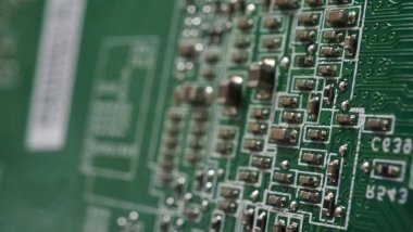 Yarı iletken. Bilgisayarın yeşil anakartında bulunan işlemci çipi. Yarı iletken ana kart devre kartı. Çip pcb teknolojisi üreten yüksek teknoloji bilgisayar panosu. Akıllı telefon seni çip..