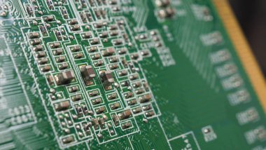 Yarı iletken. Bilgisayarın yeşil anakartında bulunan işlemci çipi. Yarı iletken ana kart devre kartı. Çip pcb teknolojisi üreten yüksek teknoloji bilgisayar panosu. Akıllı telefon seni çip..