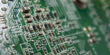 Yarı iletken. Bilgisayarın yeşil anakartında bulunan işlemci çipi. Yarı iletken ana kart devre kartı. Çip pcb teknolojisi üreten yüksek teknoloji bilgisayar panosu. Akıllı telefon seni çip..