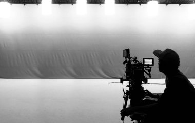 Kamera arkasında video prodüksiyonu. Film ekibinin Lightman ve kameramanın film yönetmeniyle birlikte çalıştığı bir reklam filmi. Film yapım konsepti. Siluet biçimi.