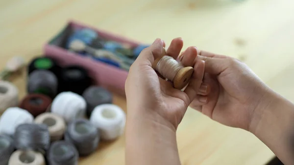 Manos Mujer Trabajo Artesanal Bordar Coser Mano Trabajos Artesanía Por —  Fotos de Stock