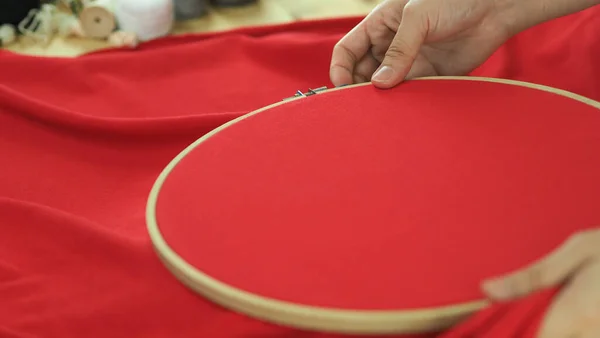 Manos Mujer Trabajo Artesanal Bordar Coser Mano Trabajos Artesanía Por —  Fotos de Stock