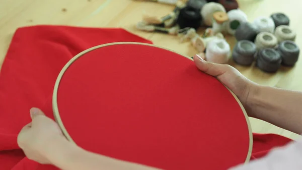 Manos Mujer Trabajo Artesanal Bordar Coser Mano Trabajos Artesanía Por —  Fotos de Stock