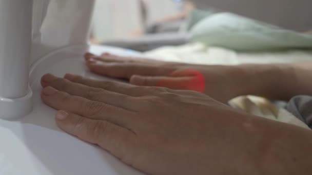 Mãos Unhas Massagem Spa Casa Máquina Pedicure Prego Brilhando Luz — Vídeo de Stock