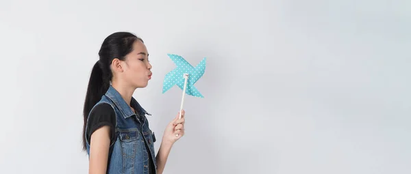 Genç Kadın Kağıt Yel Değirmeni Oyuncakları Beyaz Arka Plan Stüdyo — Stok fotoğraf