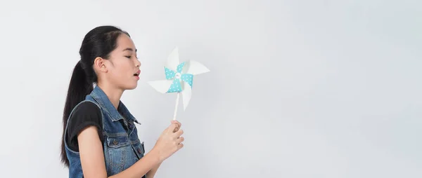 Teenager Frau Und Papierwindmühlen Spielzeug Porträt Teenager Mit Blauem Papier — Stockfoto