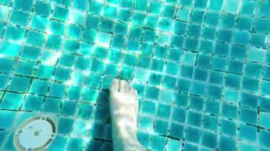 Kirli havuz. Yüzme havuzunun kirli zemininde çünkü koronavirüs salgını sırasında temizlikçi yok. Havuz zemininde leke ve liken var. Temizlemem lazım. Su altı el kamerası görüntüleri. 