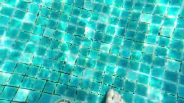 Kirli havuz. Yüzme havuzunun kirli zemininde çünkü koronavirüs salgını sırasında temizlikçi yok. Havuz zemininde leke ve liken var. Temizlemem lazım. Su altı el kamerası görüntüleri. 