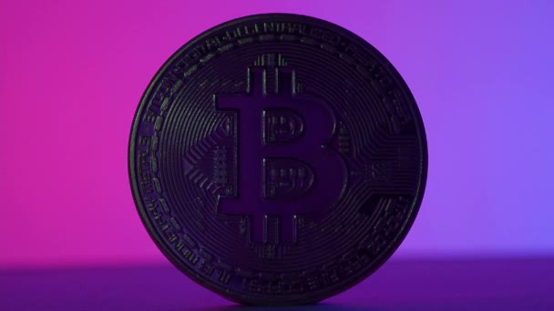Bitcoin Στη Σκιά Και Φως Cryptocurrency Bitcoin Και Ροζ Μπλε — Αρχείο Βίντεο