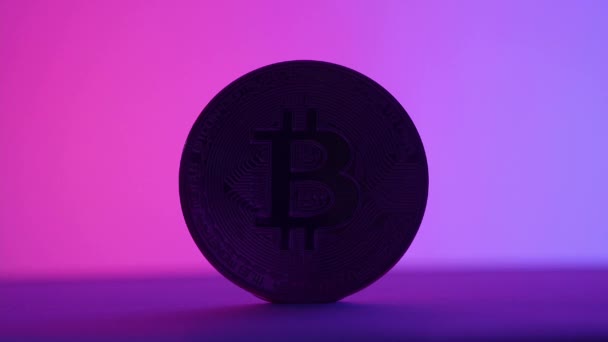 Bitcoin Στη Σκιά Και Φως Cryptocurrency Bitcoin Και Ροζ Μπλε — Αρχείο Βίντεο