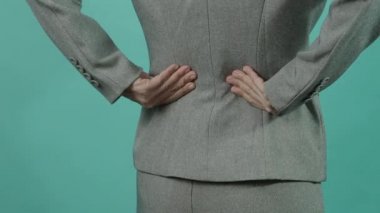 Sırt ağrısı. Sırtından yaralanmış bir iş kadını. Kadın işten sonra sırt ağrısı çekiyor. Ofis sendromu kas iltihabı konsepti. Sırtı ağrıyan bir iş kadını. Sırt ağrısından muzdarip. Yakın çekim görüntüleri..