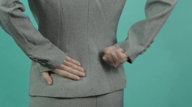 Sırt ağrısı. Sırtından yaralanmış bir iş kadını. Kadın işten sonra sırt ağrısı çekiyor. Ofis sendromu kas iltihabı konsepti. Sırtı ağrıyan bir iş kadını. Sırt ağrısından muzdarip. Yakın çekim görüntüleri..