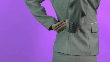 Sırt ağrısı. Sırtından yaralanmış bir iş kadını. Kadın işten sonra sırt ağrısı çekiyor. Ofis sendromu kas iltihabı konsepti. Sırtı ağrıyan bir iş kadını. Sırt ağrısından muzdarip. Yakın çekim görüntüleri..