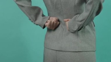 Sırt ağrısı. Sırtından yaralanmış bir iş kadını. Kadın işten sonra sırt ağrısı çekiyor. Ofis sendromu kas iltihabı konsepti. Sırtı ağrıyan bir iş kadını. Sırt ağrısından muzdarip. Yakın çekim görüntüleri..