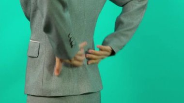 Sırt ağrısı. Sırtından yaralanmış bir iş kadını. Kadın işten sonra sırt ağrısı çekiyor. Ofis sendromu kas iltihabı konsepti. Sırtı ağrıyan bir iş kadını. Sırt ağrısından muzdarip. Yakın çekim görüntüleri..