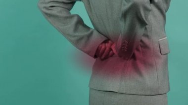 Sırt ağrısı. Sırtından yaralanmış bir iş kadını. Kadın işten sonra sırt ağrısı çekiyor. Ofis sendromu kas iltihabı konsepti. Sırtı ağrıyan bir iş kadını. Sırt ağrısından muzdarip. Yakın çekim görüntüleri..