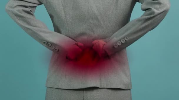 背伤的女商人女人下班后背痛 办公室综合征肌肉发炎的概念 背痛的女商人 从背痛特写镜头中痛苦 — 图库视频影像