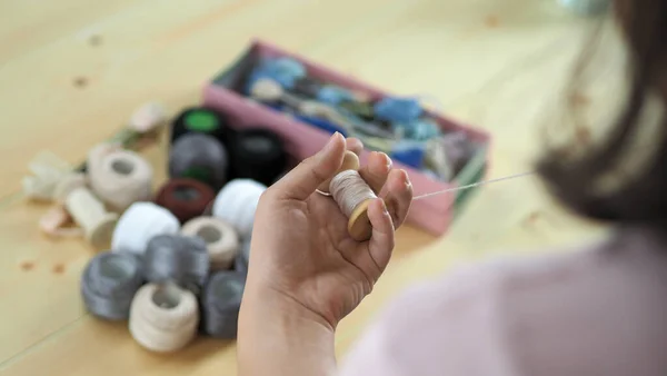 用妇女手工绣花缝纫 手工艺和女性的手 手工针织针织针织品 木框绣花圈 刺绣工艺工艺检疫休闲概念 — 图库照片