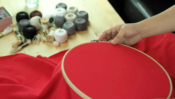 Bordar Costura Mano Mujer Trabajo Artesanal Manos Femeninas Trabajos Artesanía —  Fotos de Stock