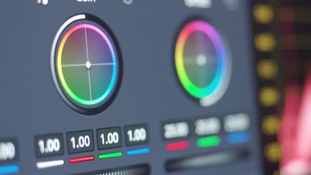 モニターのカラーグレーディング制御編集 調整色を表示します ビデオカラー補正進行中のビデオのポストプロダクション カラーリストおよびフィルムメーカーのデジタルコントロールパネル設定 — ストック動画